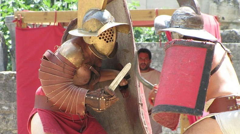 Два друга встретились на гладиаторской арене. Самый известный бой гладиаторов-друзей - «Клуб - Юмора»