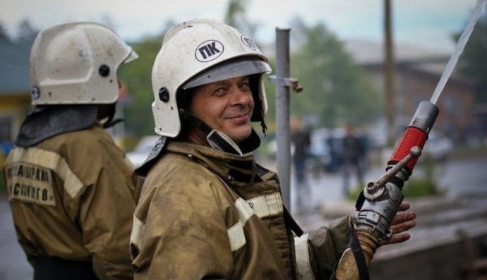 Пожарные в Боровском районе избили погорельца касками за то, что тот устроил пожар - «Клуб - Юмора»