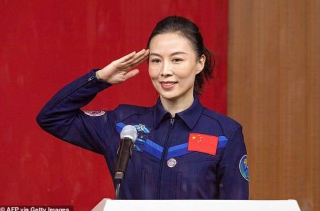 Ван Япин — первая китайская женщина-астронавт вышла в открытый космос - «Клуб - Юмора»