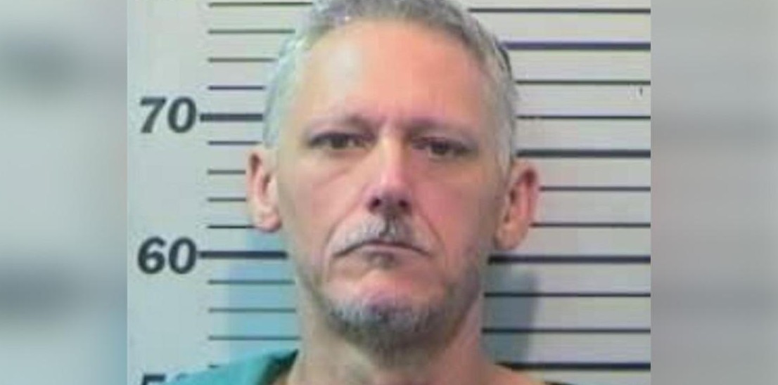 Женщина больше года прятала от мужа любовника, который жил у него дома и мочился в бутылки - «Клуб - Юмора»