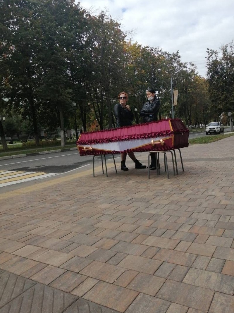 К администрации Балашихи принесли гроб с настоящей покойницей - «Клуб - Юмора»