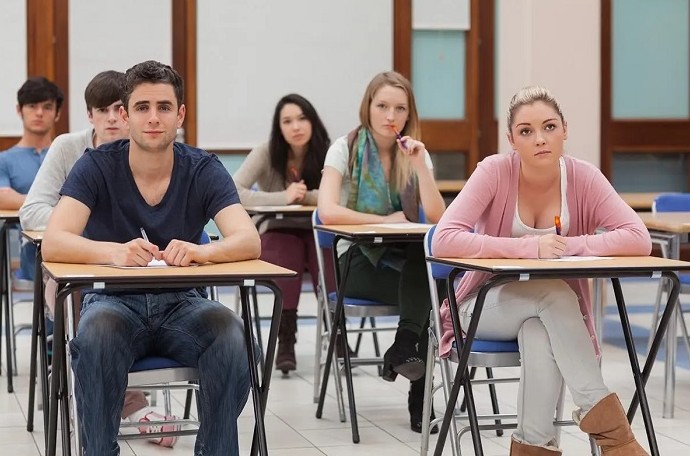 Почему в США ученики сидят по одному за партой, а в российских – по двое - «Клуб - Юмора»