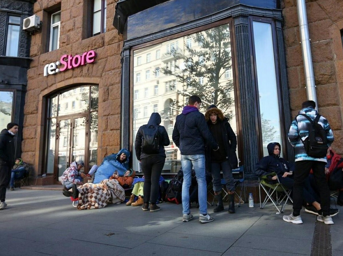 В Москве начали продавать места в очереди за новыми моделями iPhone 13 - «Клуб - Юмора»