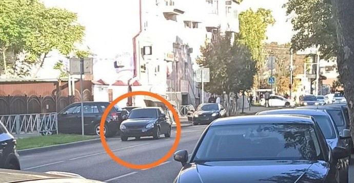 В Краснодаре девушка припарковала машину на проезжей части, сняла номера и ушла по своим делам - «Клуб - Юмора»