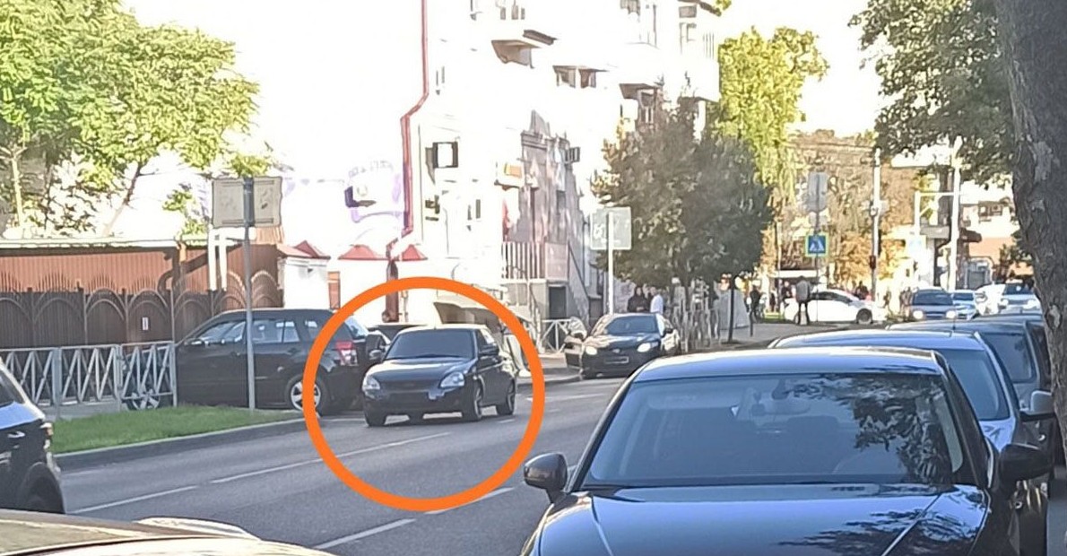 В Краснодаре девушка припарковала машину на проезжей части, сняла номера и ушла по своим делам - «Клуб - Юмора»