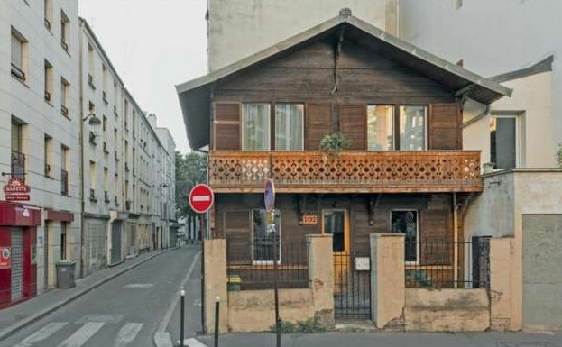 Откуда посреди Парижа взялось старое деревянное шале (8 фото) - «Клуб - Юмора»