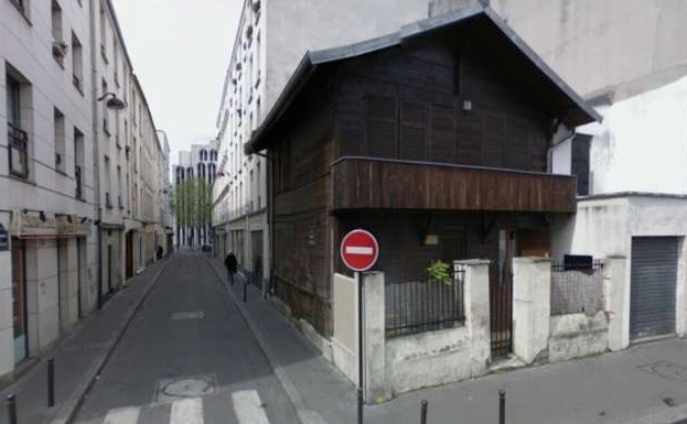 Откуда посреди Парижа взялось старое деревянное шале (8 фото) - «Клуб - Юмора»