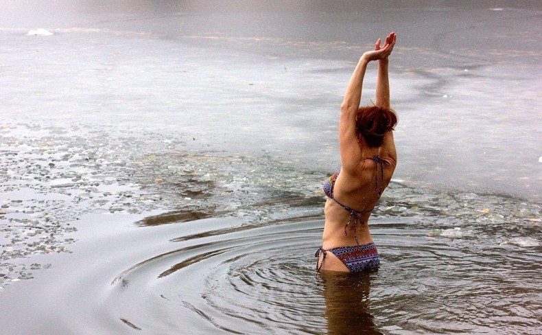 Девушка переплыла реку и незаконно пересекла границу, чтобы встретится с возлюбленным - «Клуб - Юмора»