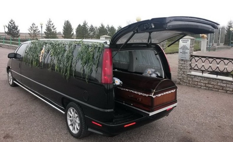 Вооруженный мужчина угнал катафалк с кладбища - «Клуб - Юмора»