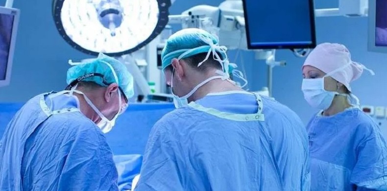 Мужчина 10 дней жил с стаканом в заднем проходе, чтобы не попасть в неловкое положение - «Клуб - Юмора»