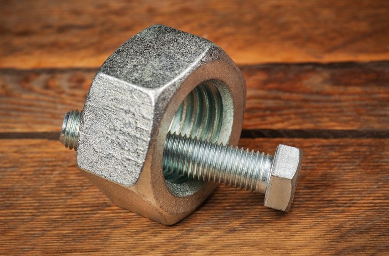 Спасателям пришлось болгаркой спиливать гайку, которую мужчина навинтил на свой пенис - «Клуб - Юмора»