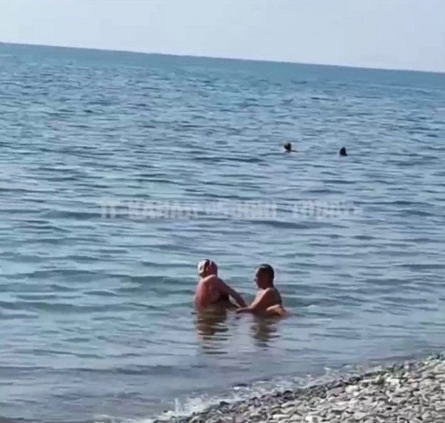 В Сочи мужчина занялся сексом с супругой своего друга на пляже и получил по голове - «Клуб - Юмора»