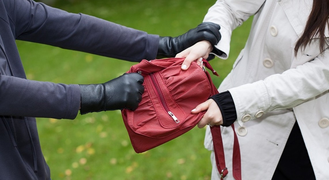 Вор попытался похитить сумку у женщины, а она оказалась сержантом спецназа - «Клуб - Юмора»