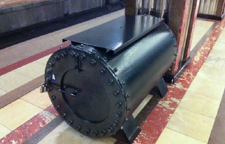 Для чего на станциях метро устанавливают железные бочки - «Клуб - Юмора»