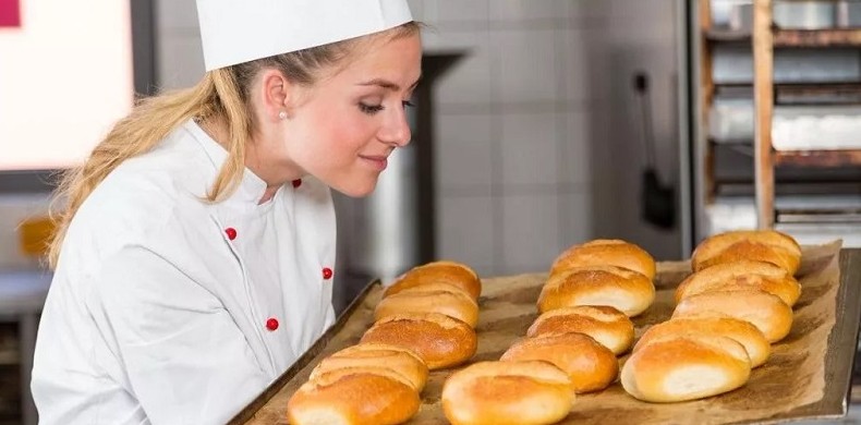 Начальница запретила пережившей измену девушке хандрить - «Клуб - Юмора»