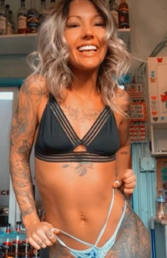 Официантки, работающие в кофейне, отстояли своё право носить на работе бикини - «Клуб - Юмора»