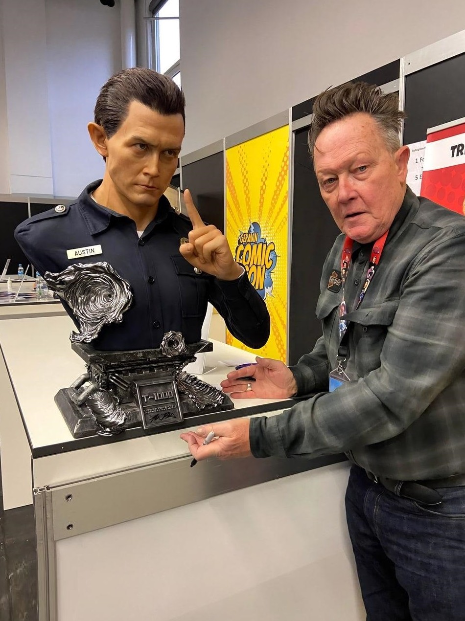 64-летний Роберт Патрик и бюст Т-1000 на прошедшем Comic-Con в Германии - «Клуб - Юмора»