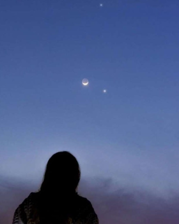 Сегодня на ночном небе можно увидеть редкое явление – Луну в компании Юпитера и Венеры - «Клуб - Юмора»