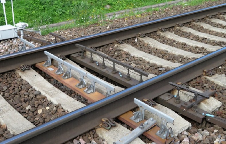 Что за странная штуковина устанавливается поперек рельс на железной дороге - «Клуб - Юмора»