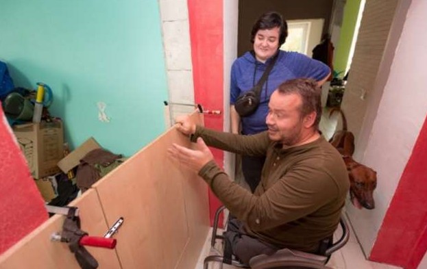 Мужчина на коляске превратил заброшенный магазин в жилой дом, обучаясь по роликам из ютуба - «Клуб - Юмора»