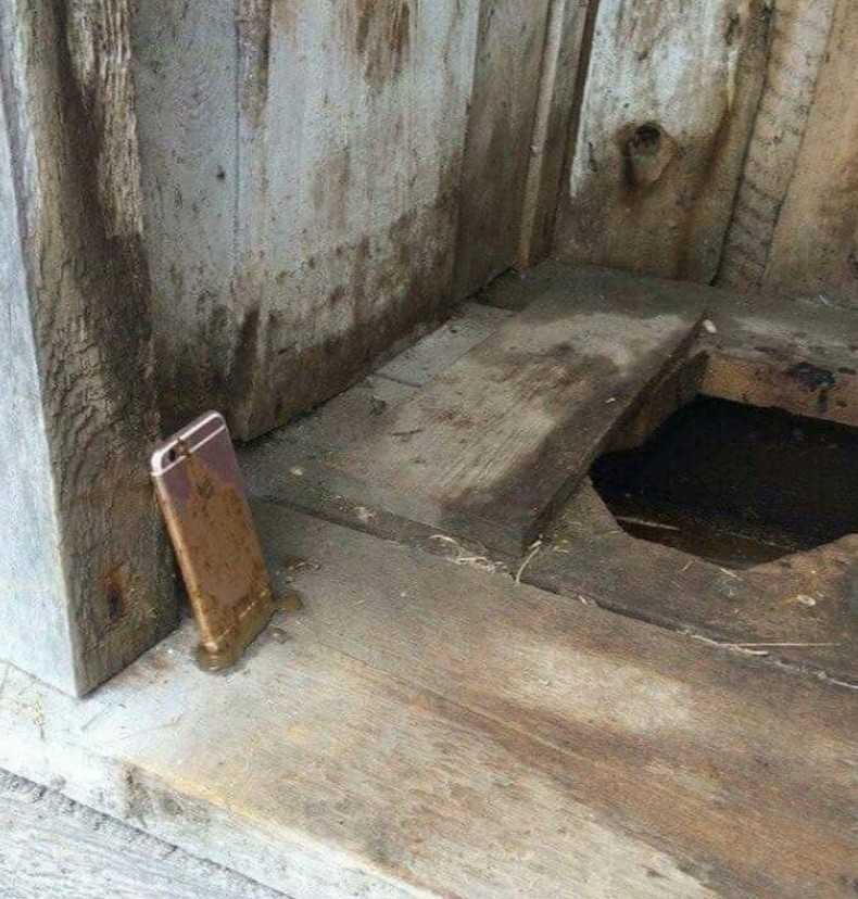 Отец с двумя сыновьями насмерть отравились фекальными парами, доставая телефон из выгребной ямы - «Клуб - Юмора»