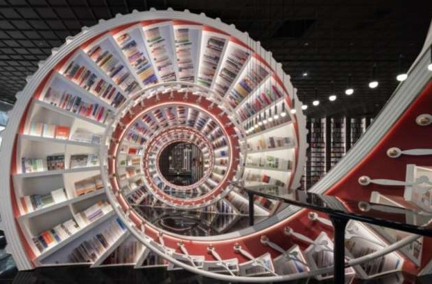 Сюрреалистичный книжный магазин, в котором винтовая лестница — нескончаемая полка - «Клуб - Юмора»