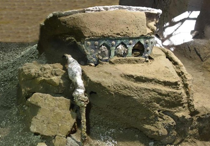Уникальная древнеримская церемониальная колесница, найденная в Помпеях - «Клуб - Юмора»
