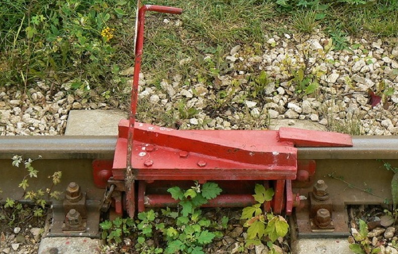 Зачем нужно устройство для сбрасывая поезда с рельс - «Клуб - Юмора»