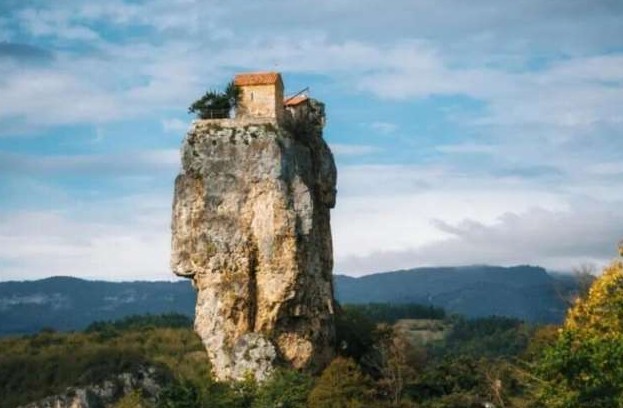 Церковь, которая стоит одна на вершине 40-метрового каменного столба (4 фото + 1 видео) - «Клуб - Юмора»