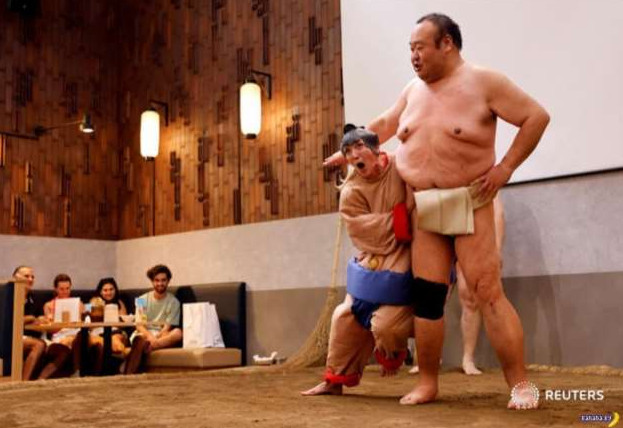 Как ветераны сумо веселят туристов в Японии - «Клуб - Юмора»