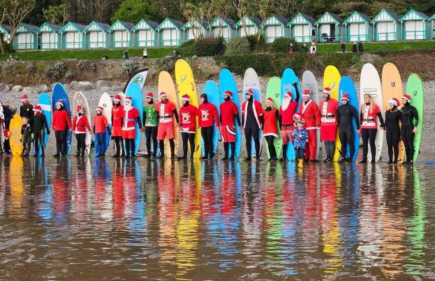 Британцы окунулись в холодную воду во время Santa Surf - «Клуб - Юмора»