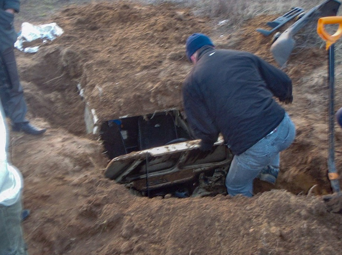 Мужчина закопал машину Mitsubishi Space Star, чтобы не платить кредит - «Клуб - Юмора»