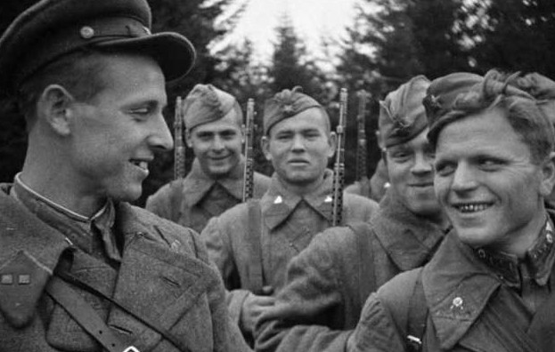 Пилотка: кто первым придумал этот головной убор и благодаря чему он стал таким популярным - «Клуб - Юмора»